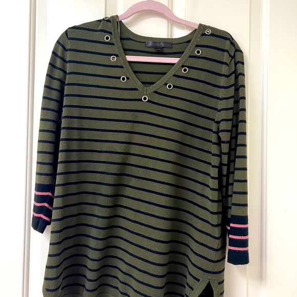 Green and black sweater with pink striped sleeves modern women’s size Large top - Picture 1 of 3